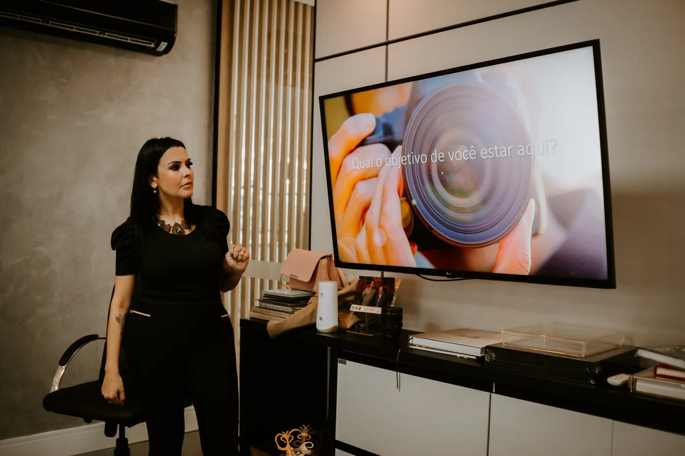 Vanessa ministrando um treinamento