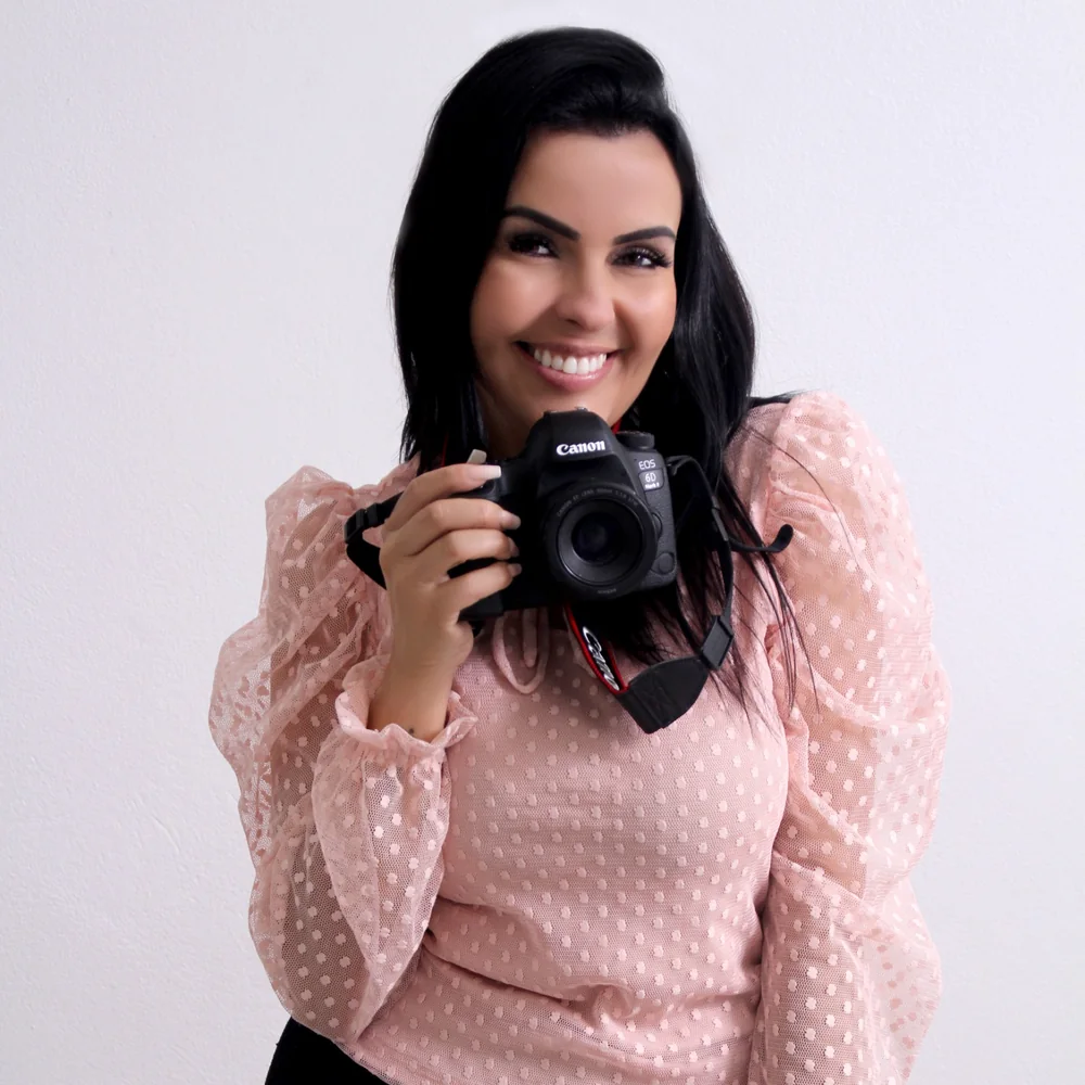 Vanessa Castro com câmera fotográfica
